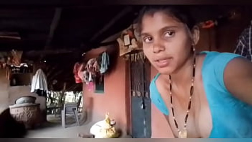 एक गाँव की एक कामुक भारतीय परिपक्व महिला एक भारतीय पोर्न वीडियो में तीव्र और गहरी यौन गतिविधि में संलग्न होती है।